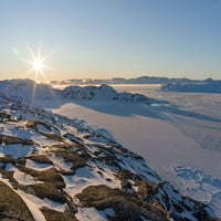 Изгрев през зимата в Ilulissat IceFjord, разположен в залива Диско в Западна Гренландия от Мартин Цвик