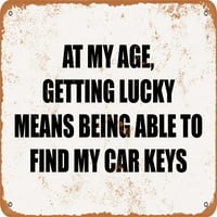 Метален знак - На моята възраст да имам късмет означава да мога да намеря ключовете на колата си. - Винтидж ръждив вид